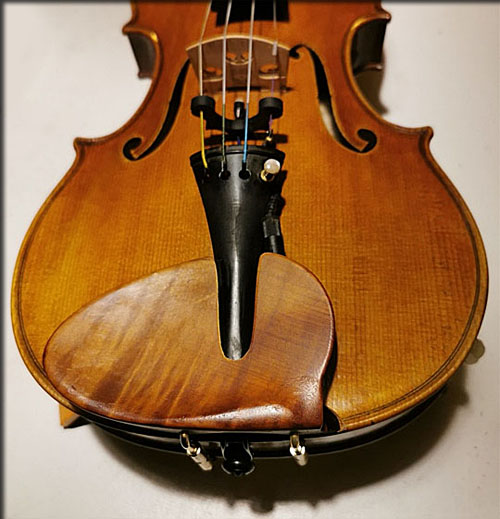 mentonniere integrant 1 connecteur pour micro violon